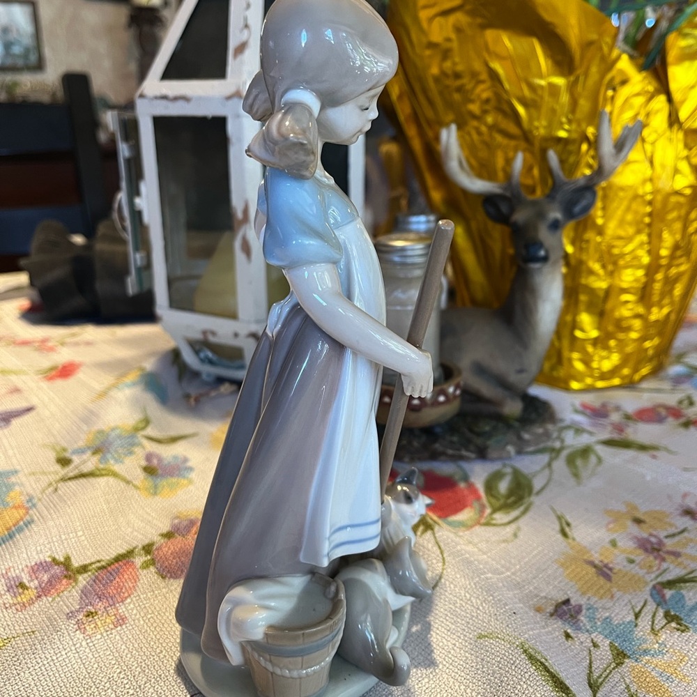 Lladro Charming Blue and White Porcelain Figurine - Picture 4 of 9